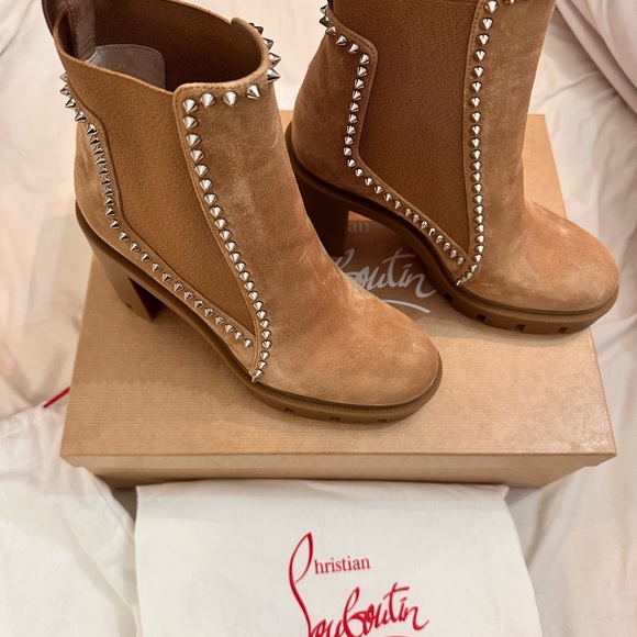 Christian Louboutin Out line Spikes Chelsea booties beige Suede size 8.5 - Picture 6 of 8